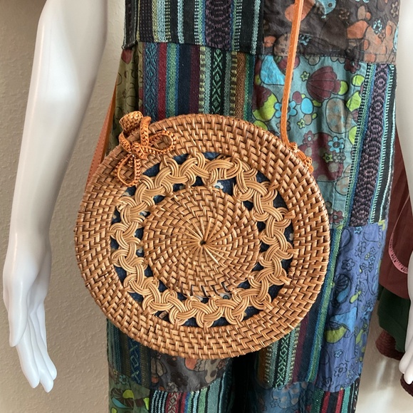 Featured on Good Morning America, 100% Hand Woven Rattan Bag w/Leather, Like New - Picture 9 of 11